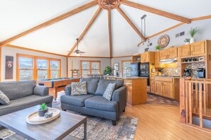 Smart TV, caminetto, videogiochi