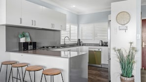 Refrigerador, microondas, horno, placa de cocina