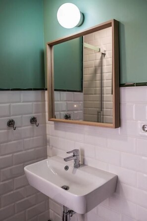 Double Room, Balcony, City View | Bathroom | Shower, hair dryer, towels, toilet paper - Le Petit Palu Sevilla (Seville)