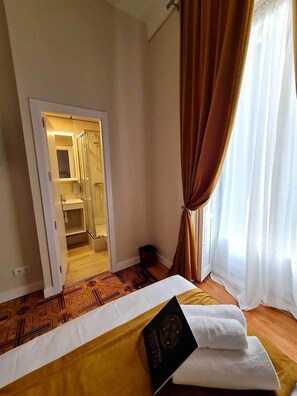 Bathroom | Shower, hair dryer, towels, toilet paper - Le Petit Palu Sevilla (Seville)