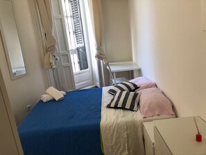 Bàn, màn/rèm cản sáng, phòng cách âm 