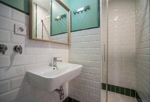 Regadera, secadora de cabello, toallas, papel de baño 