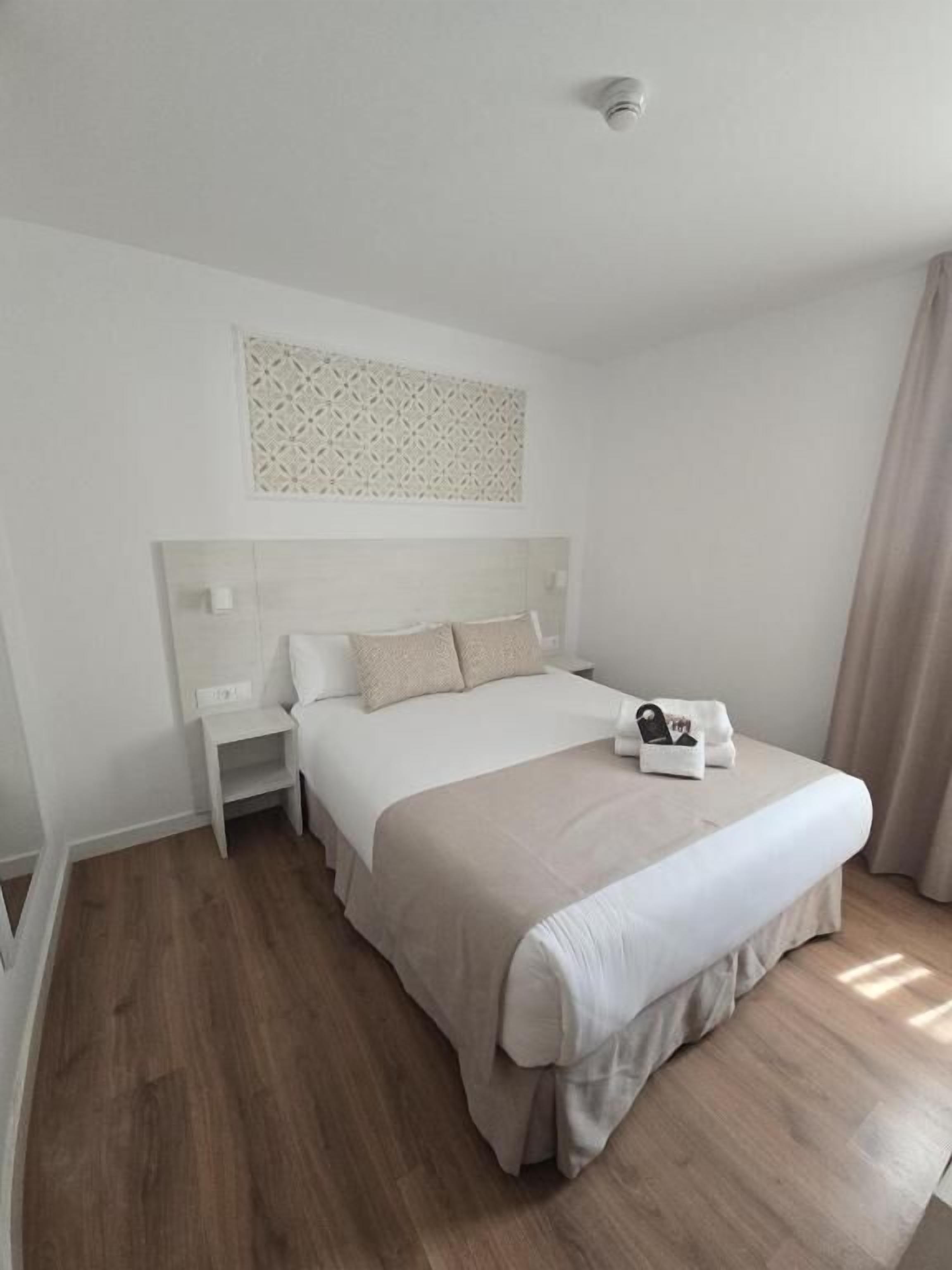 Escritorio, cortinas blackout, insonorización y wifi gratis 