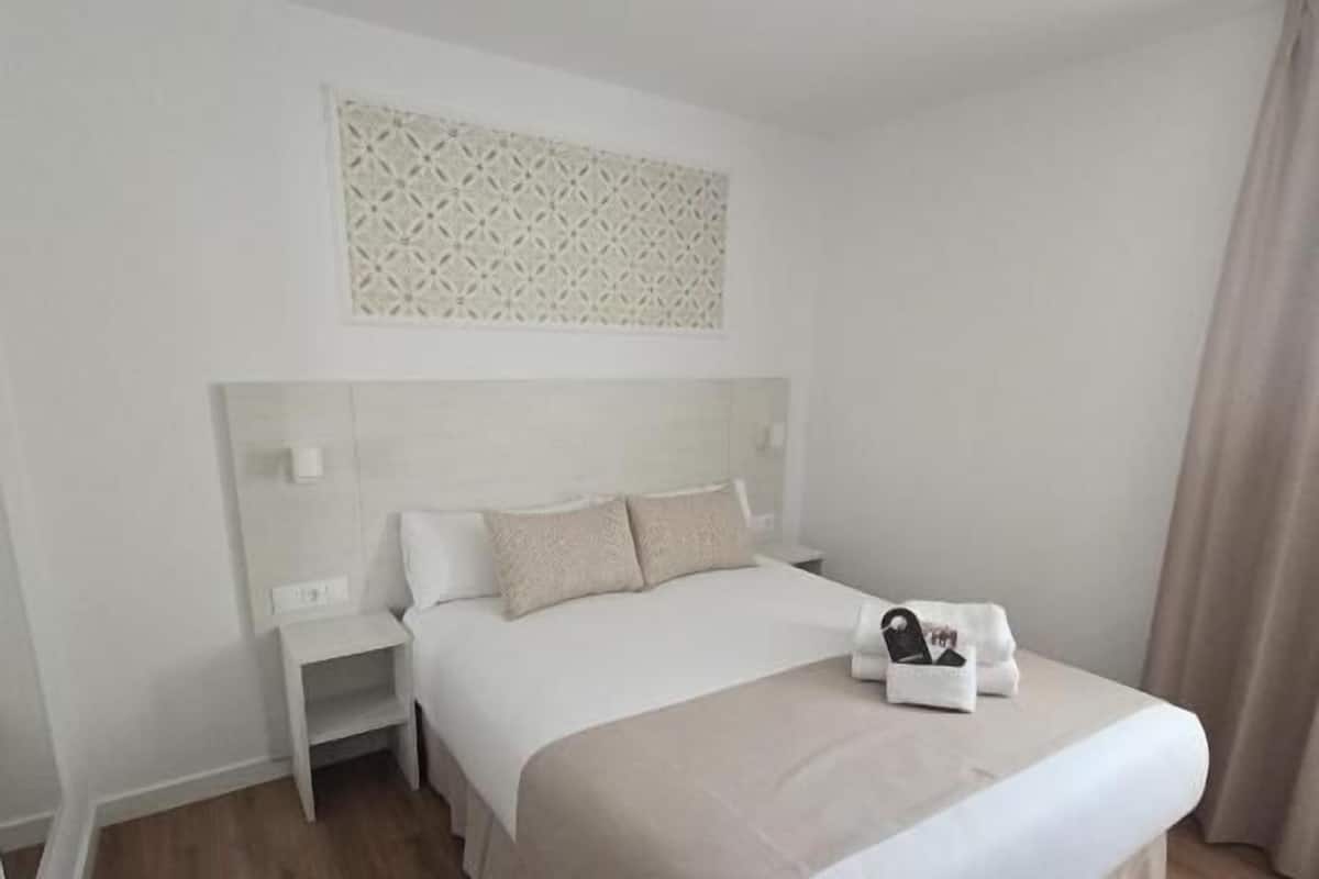 Bureau, rideaux occultants, chambres insonorisées, Wi-Fi gratuit