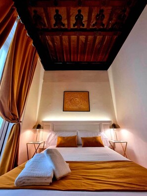 Escritorio, cortinas blackout, insonorización y wifi gratis 