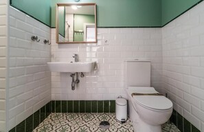 Buồng tắm vòi sen, máy sấy tóc, khăn tắm, giấy vệ sinh 