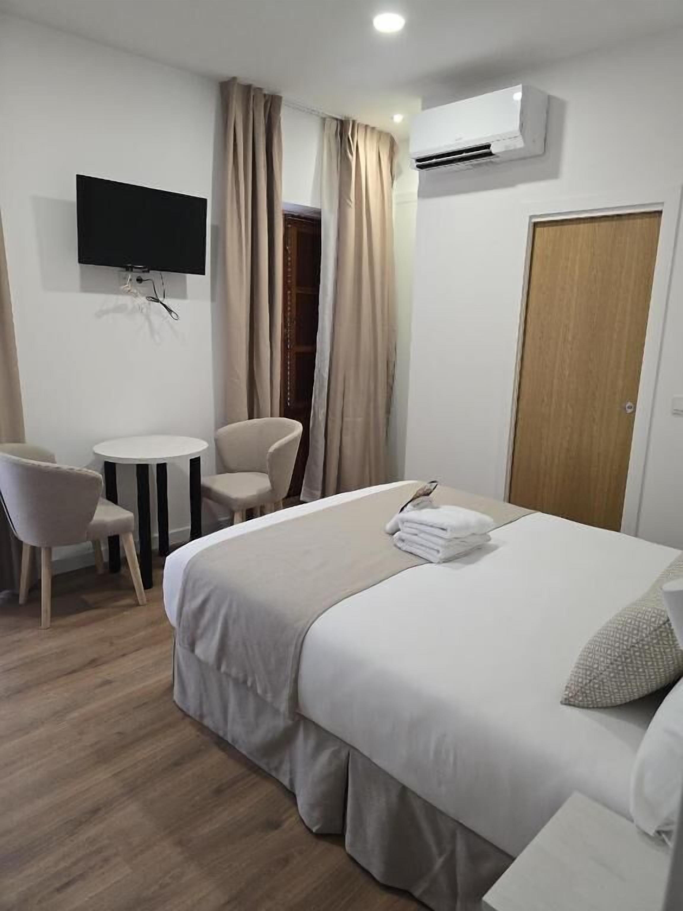 Habitación doble, balcón, vista a la ciudad | Escritorio, cortinas blackout, insonorización y wifi gratis 