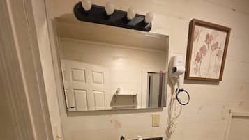 Combined shower/tub