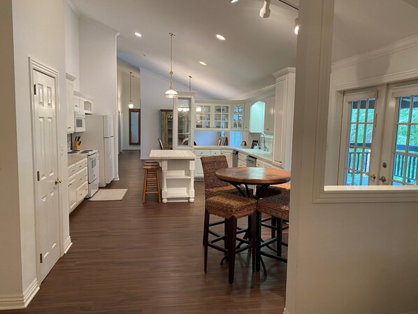 Kylskåp, mikrovågsugn, ugn och spishäll