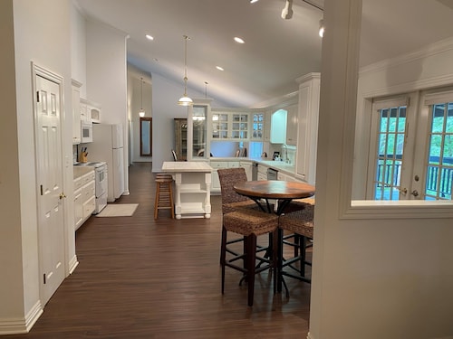 Lake Ouachita private 6 bed home located in Mountain Harbor!