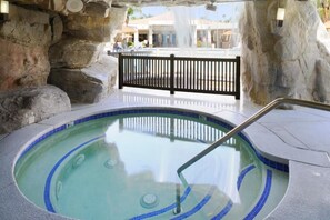 Una piscina al aire libre, una piscina climatizada