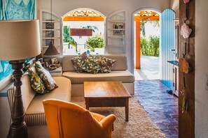 Maison Confort | Coin séjour | TV connectée de 40 pouces avec chaînes numériques, télévision, Netflix