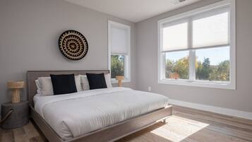 2 bedrooms, iron/ironing board, internet