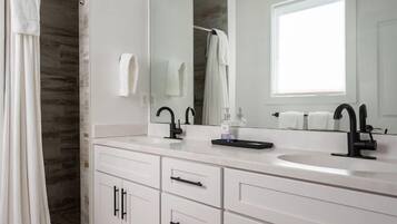 Combined shower/tub, towels