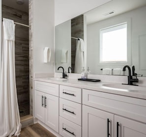 Bañera con ducha, toallas