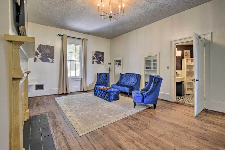 Stunning Historic Home W/ Large Rooms. Close To Attractions. Kid & Pet Friendly! - Dillon, SC