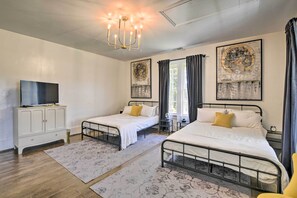 5 bedrooms, desk, iron/ironing board, free WiFi - Stunning historic home w/ large rooms. Close to attractions. Kid & pet friendly! (Sellers)