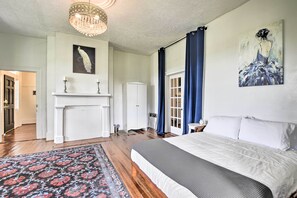 5 bedrooms, desk, iron/ironing board, travel cot