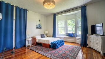 5 bedrooms, desk, iron/ironing board, travel cot