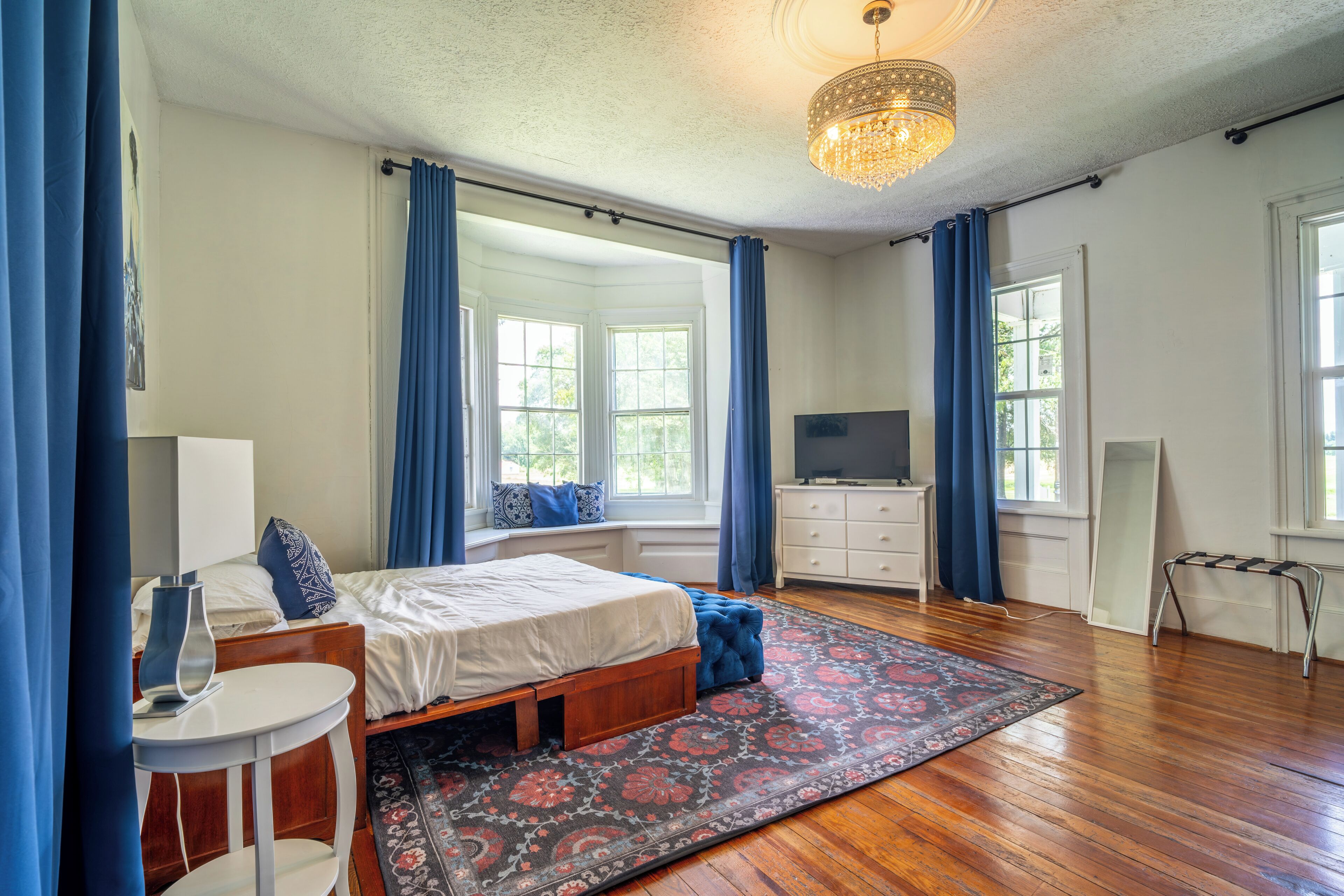 5 slaapkamers, een bureau, een strijkplank/strijkijzer, reisbedje