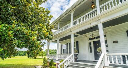 Stunning historic home w/ large rooms. Close to attractions. Kid & pet friendly!