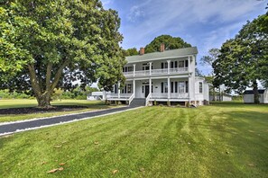 Exterior - Stunning historic home w/ large rooms. Close to attractions. Kid & pet friendly! (Sellers)