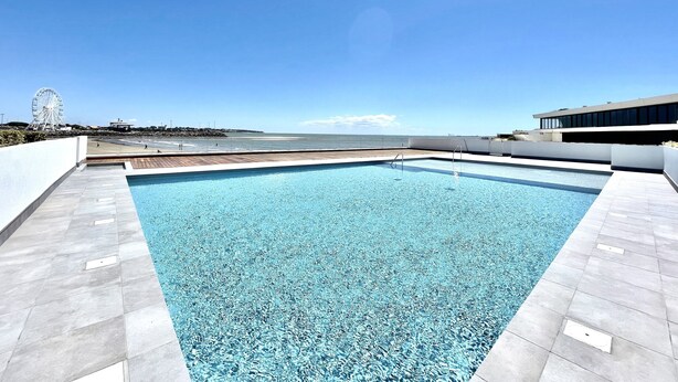 A rooftop pool with a clear view of the beach and ocean. - Le discret - Plage de Foncillon 4* (in French) (Royan)
