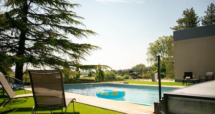 Villa lumineuse, jacuzzi, piscine privée, parc de 20 000m2, vue Vercors