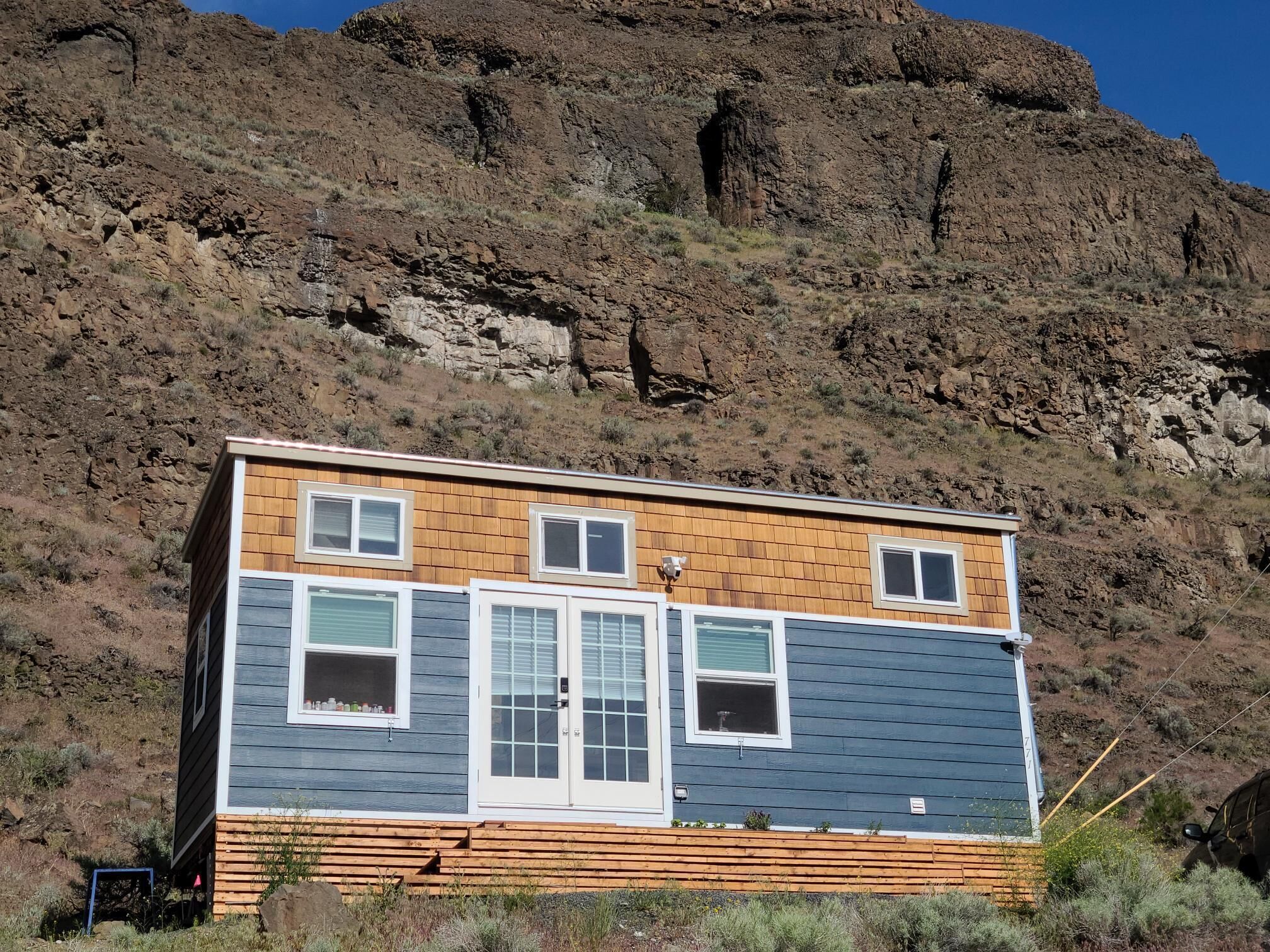 Gorgeous New Tiny House in Sunland Estates near The Gorge, next to the river!