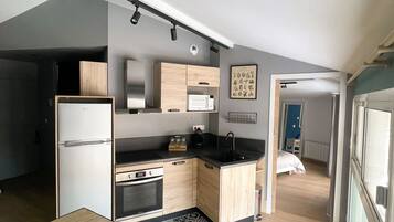 Réfrigérateur, micro-ondes, four, plaque de cuisson