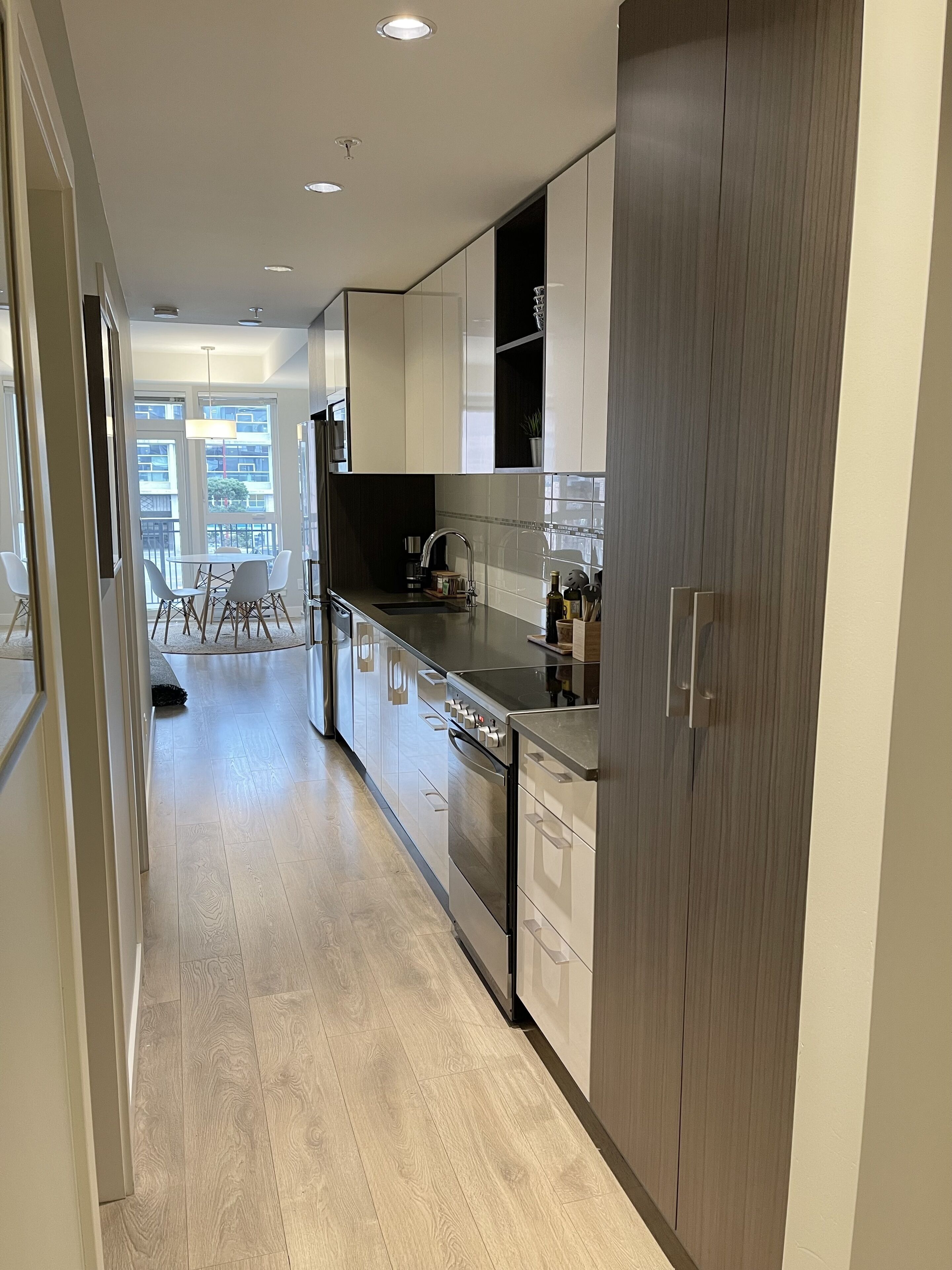 New, clean condo in heart of Downtown! (1BR, 1BH)