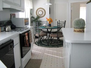 Fridge, microwave, oven, stovetop - Central Location for all parks around Kanab. (Kanab)