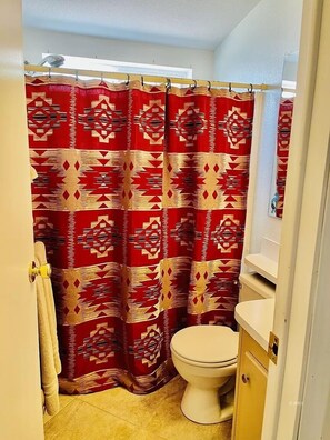 Combined shower/bathtub, jetted bath, towels