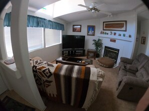 Smart-TV, DVD-Player, Bücher, Videothek