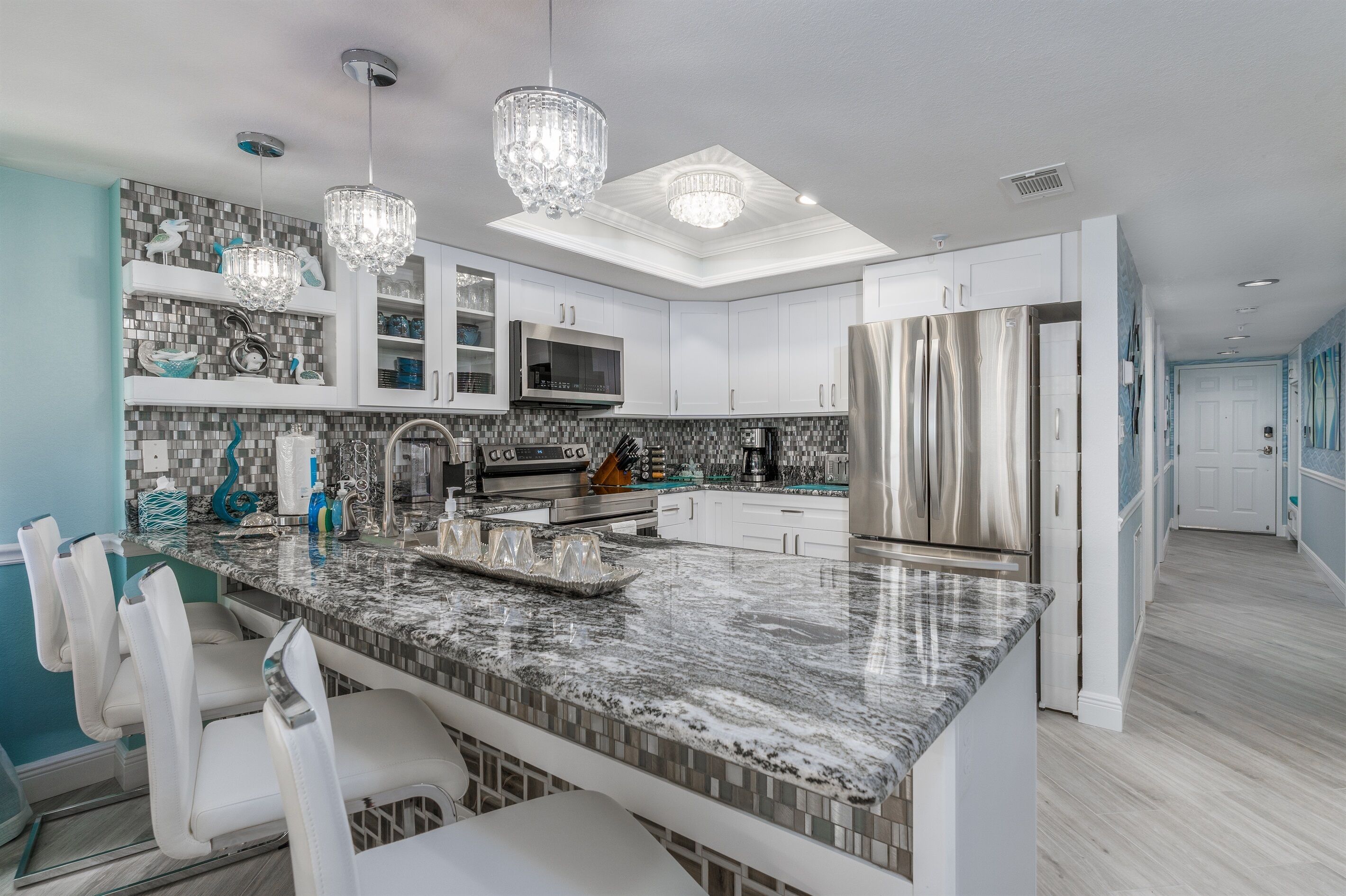 Jääkaappi, mikroaaltouuni, uuni, liesi