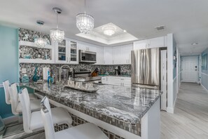 ثلاجة، ميكروويف، فرن، موقد طهي مسطح