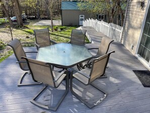 Outdoor dining - Lake Melissa Cabin on the Commons (Detroit Lakes)