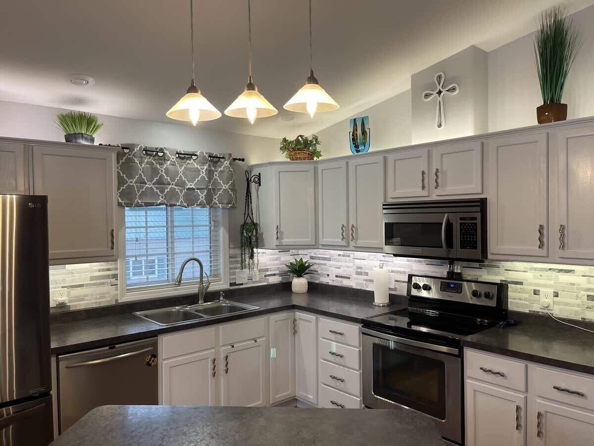 Réfrigérateur, four à micro-ondes, un four, surface de cuisson