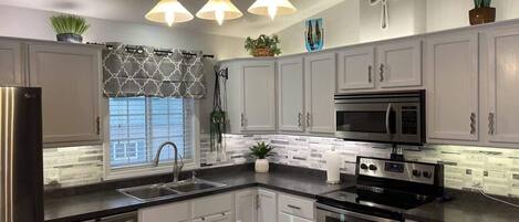 Réfrigérateur, four à micro-ondes, un four, surface de cuisson