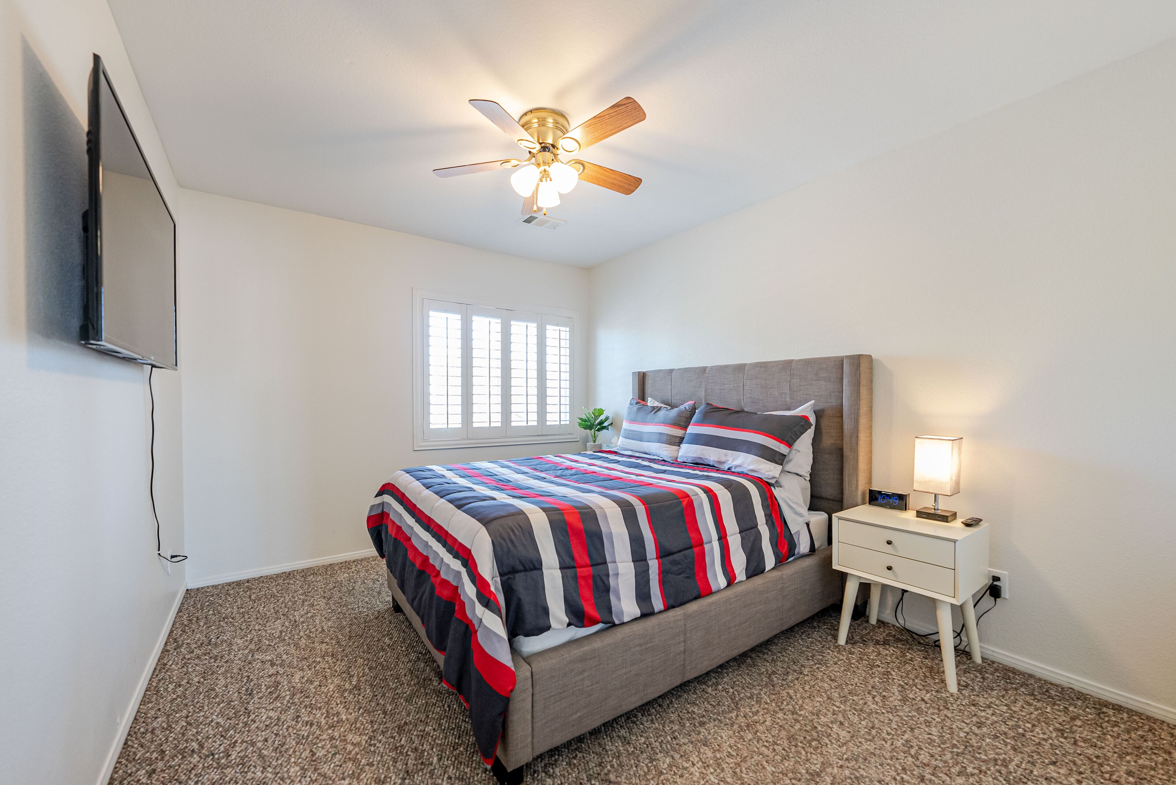 *NEW LISTING* Cozy 4 BR 3.5 BT Home! (1BR DStairs)