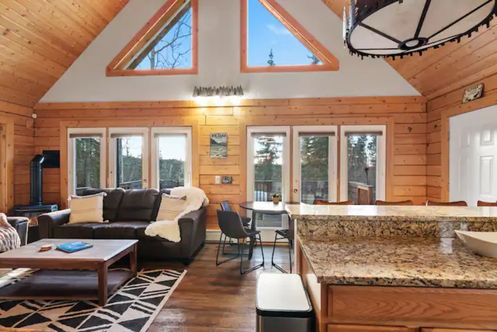 Smart-TV, Kamin, Bücher