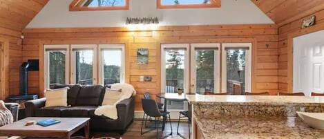 Een smart-tv, een open haard en boeken