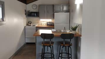 KĂŒhlschrank, Mikrowelle, Herdplatte, Wasserkocher mit Kaffee-/Teezubehör