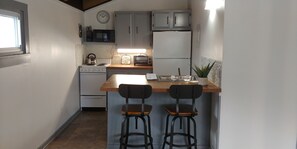 Jääkaappi, mikroaaltouuni, liesi, kahvin-/teenkeitin