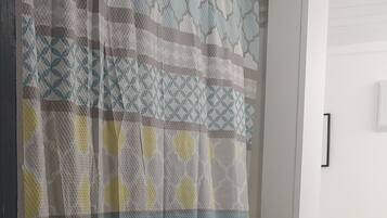 Combinazione doccia/vasca, asciugacapelli, asciugamani, sapone