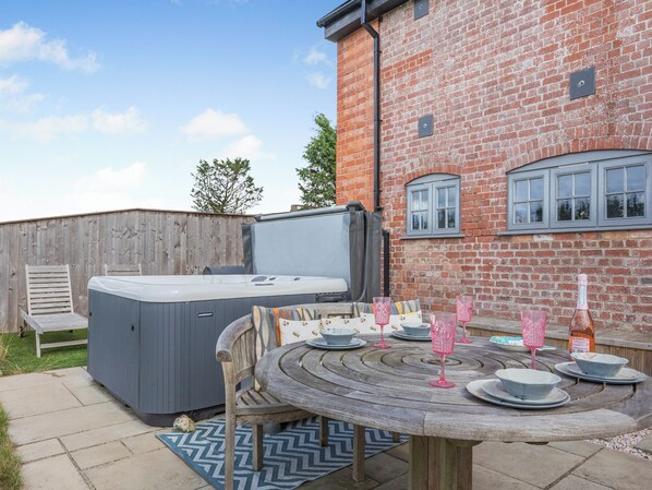 Outdoor dining - Old Highwood - Piggy in the Middle (Dunkeswell)