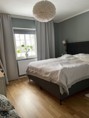 4 bedrooms, iron/ironing board, free WiFi, bed sheets