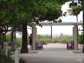 Terrace/patio - Lauderdale By Sea Beach, Amazing 8 Bedroom, 5 bath Heated pool,
Foosball table. (Fort Lauderdale)