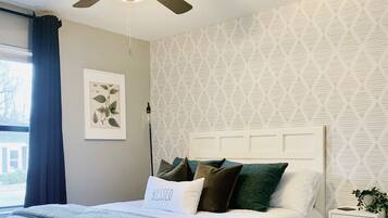 2 Schlafzimmer, Schreibtisch, Bügeleisen/Bügelbrett, Reisekinderbett