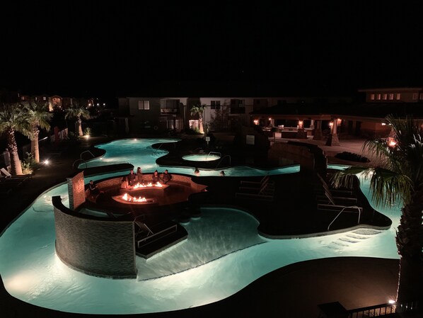 Alberca al aire libre y alberca climatizada